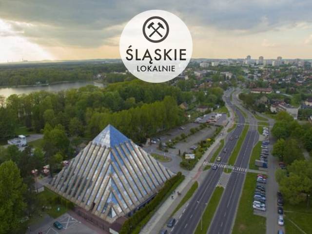 zdjęcie z drona z widokiem na tyską Piramidę z logotypem akcji Śląskie lokalnie
